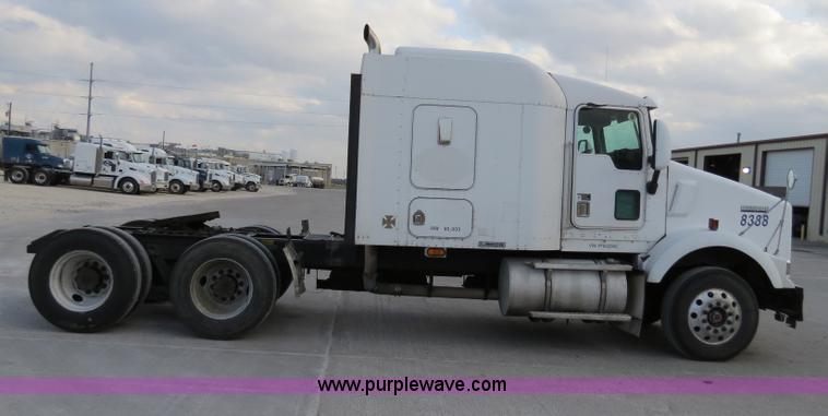 image for item B4592 2000 Kenworth T800 semi truck