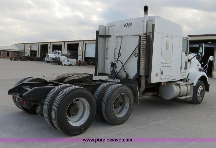 image for item B4592 2000 Kenworth T800 semi truck