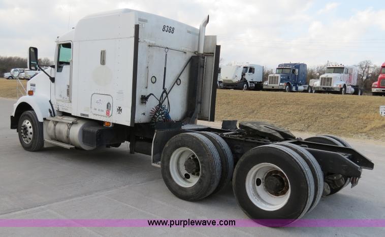 image for item B4592 2000 Kenworth T800 semi truck