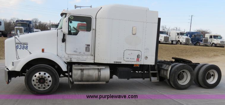 image for item B4592 2000 Kenworth T800 semi truck