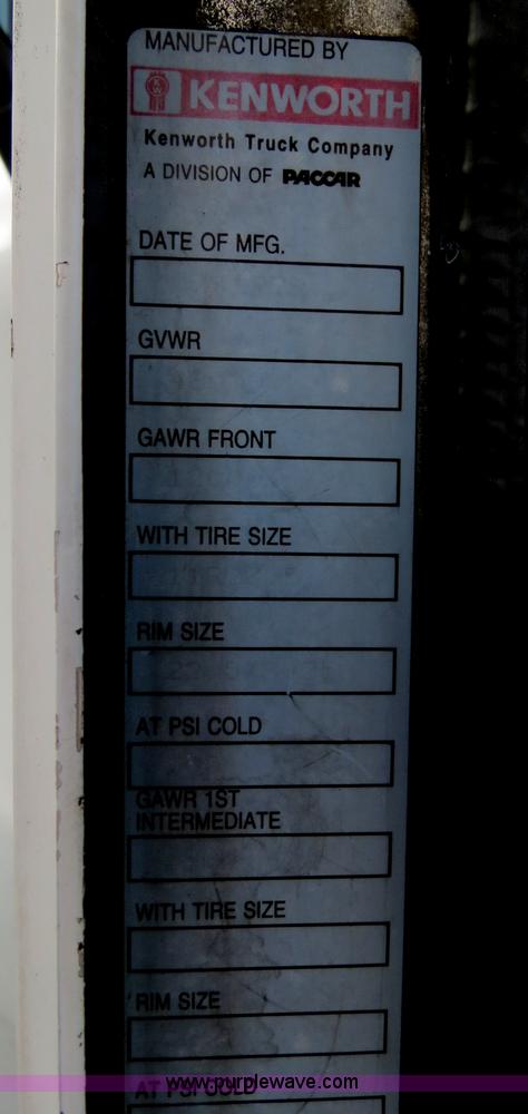 image for item B4592 2000 Kenworth T800 semi truck