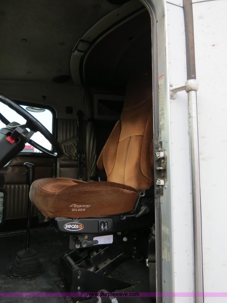 image for item B4592 2000 Kenworth T800 semi truck