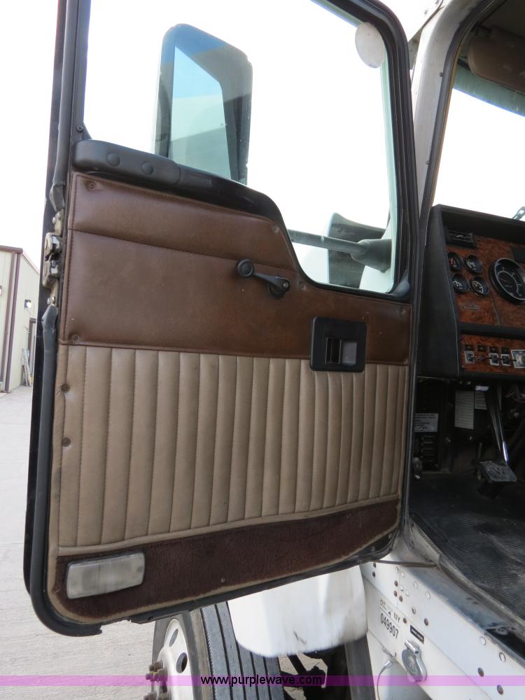 image for item B4592 2000 Kenworth T800 semi truck