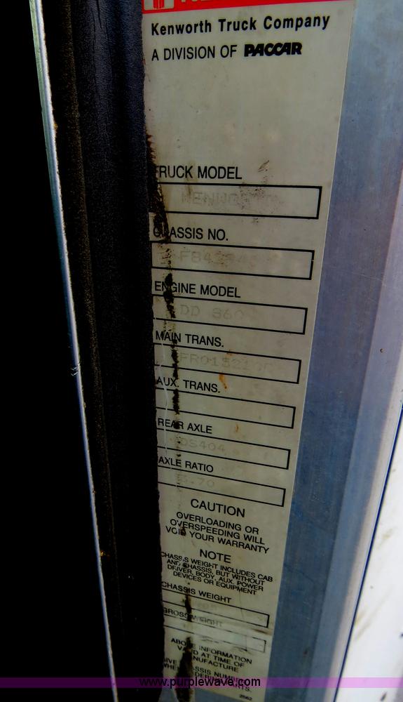 image for item B4592 2000 Kenworth T800 semi truck