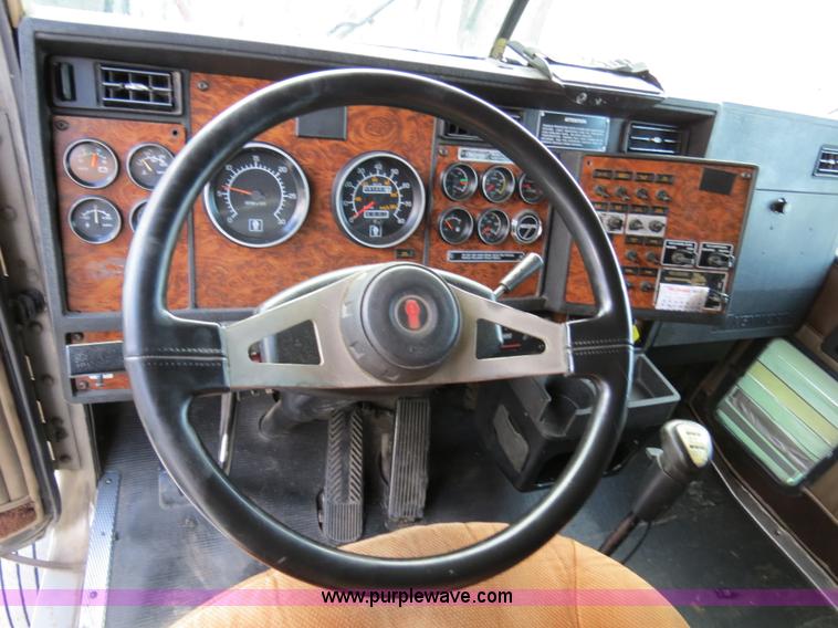 image for item B4592 2000 Kenworth T800 semi truck