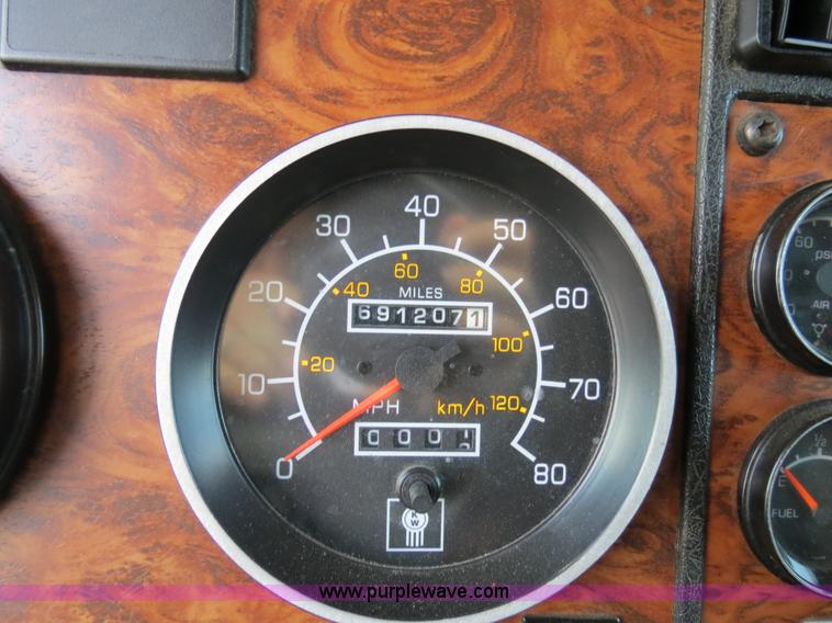 image for item B4592 2000 Kenworth T800 semi truck