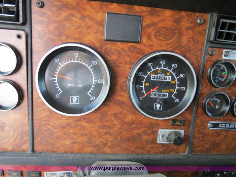 image for item B4592 2000 Kenworth T800 semi truck