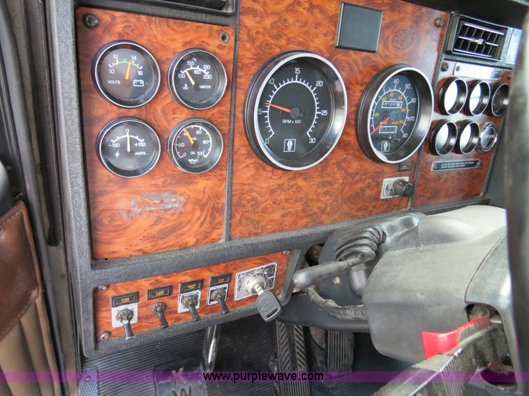 image for item B4592 2000 Kenworth T800 semi truck