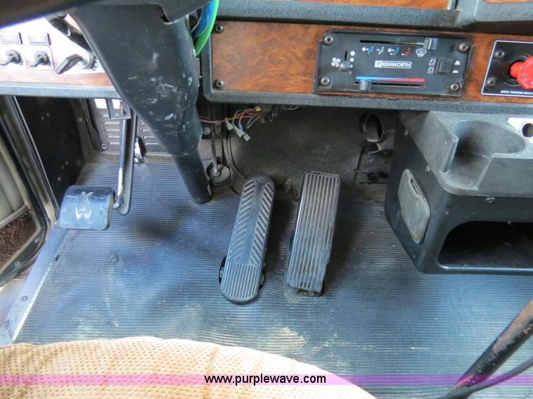 image for item B4592 2000 Kenworth T800 semi truck