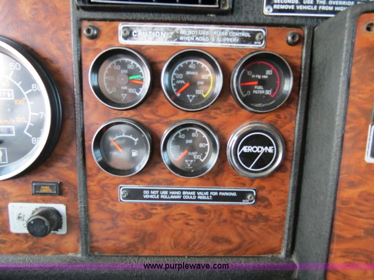 image for item B4592 2000 Kenworth T800 semi truck