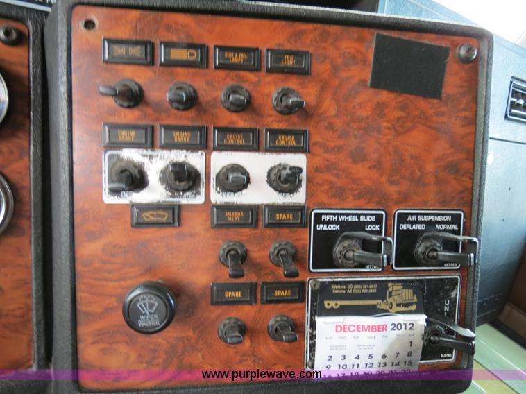 image for item B4592 2000 Kenworth T800 semi truck