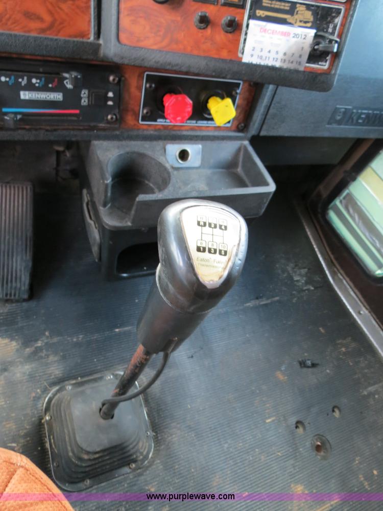 image for item B4592 2000 Kenworth T800 semi truck