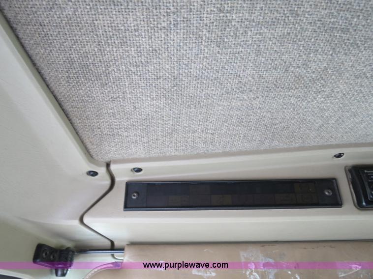 image for item B4592 2000 Kenworth T800 semi truck