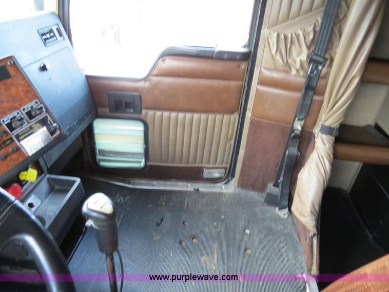 image for item B4592 2000 Kenworth T800 semi truck