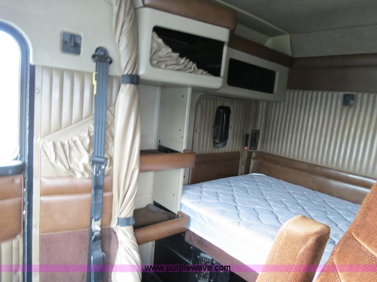 image for item B4592 2000 Kenworth T800 semi truck