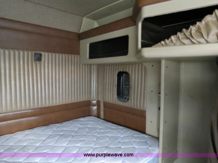 image for item B4592 2000 Kenworth T800 semi truck