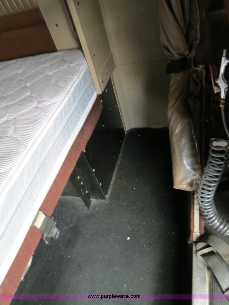 image for item B4592 2000 Kenworth T800 semi truck