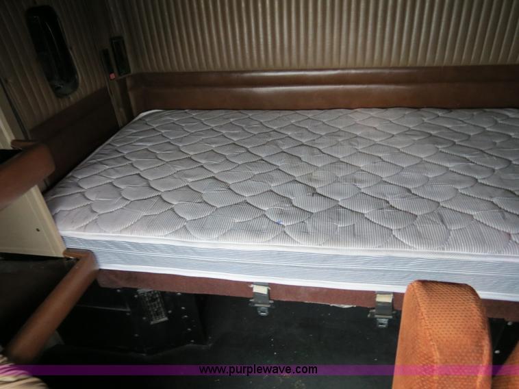 image for item B4592 2000 Kenworth T800 semi truck