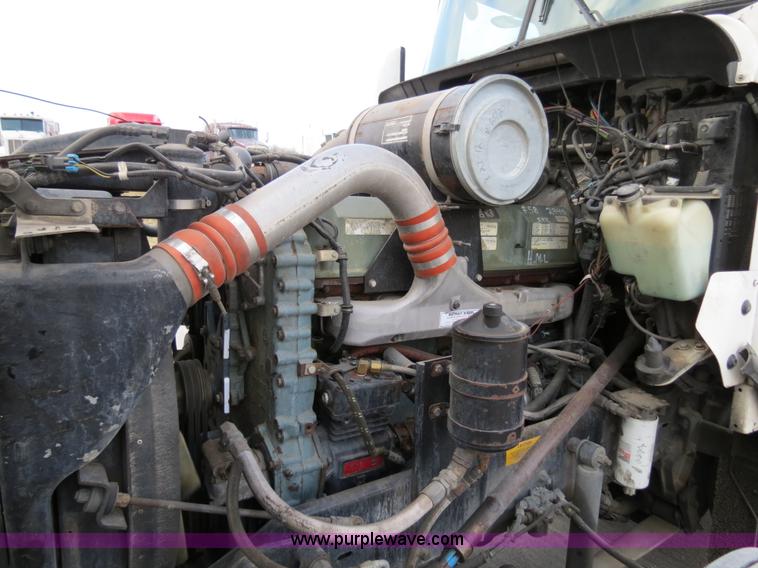 image for item B4592 2000 Kenworth T800 semi truck