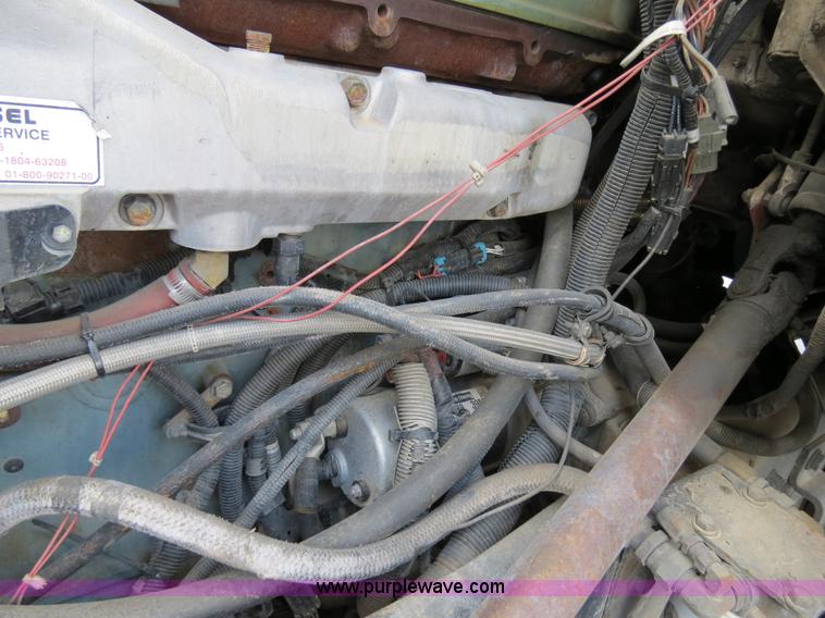 image for item B4592 2000 Kenworth T800 semi truck