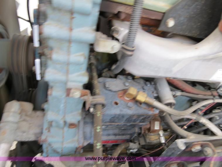 image for item B4592 2000 Kenworth T800 semi truck