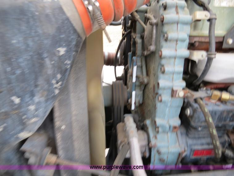 image for item B4592 2000 Kenworth T800 semi truck