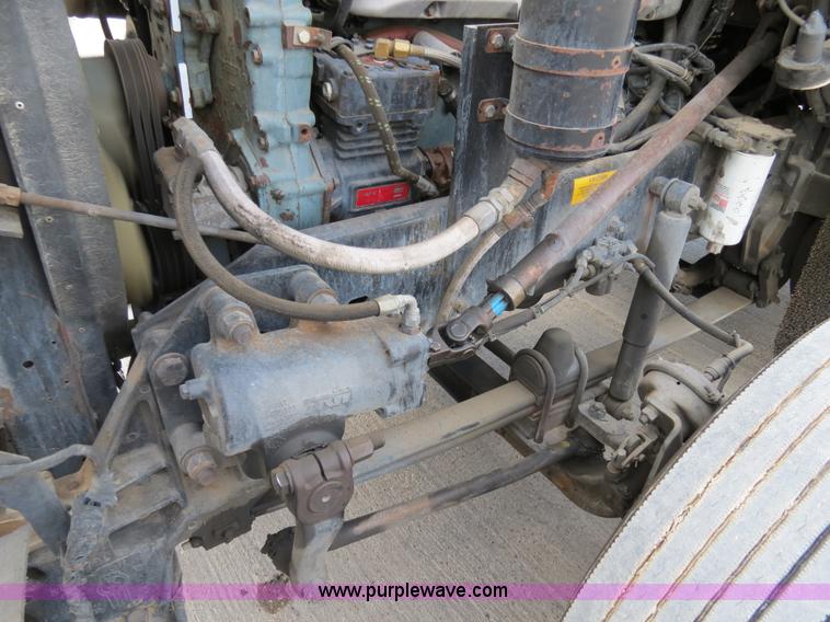 image for item B4592 2000 Kenworth T800 semi truck