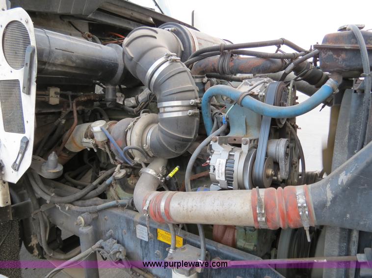 image for item B4592 2000 Kenworth T800 semi truck