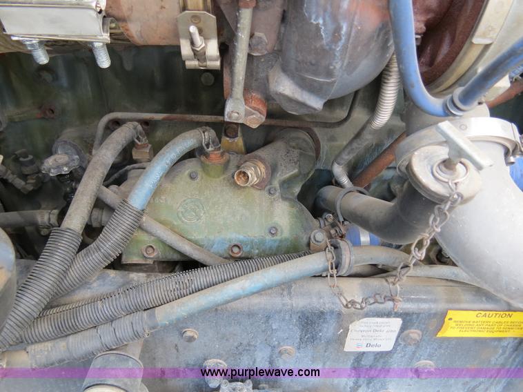 image for item B4592 2000 Kenworth T800 semi truck