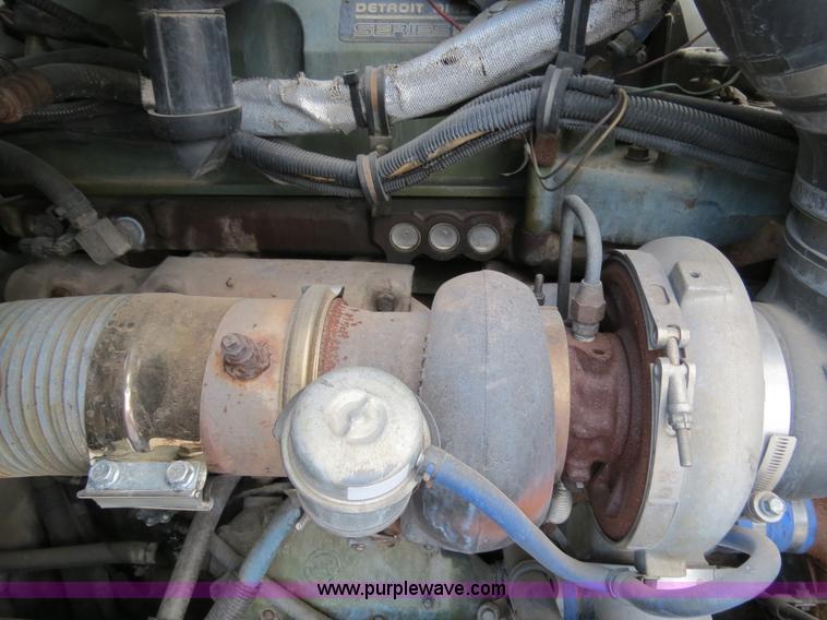 image for item B4592 2000 Kenworth T800 semi truck