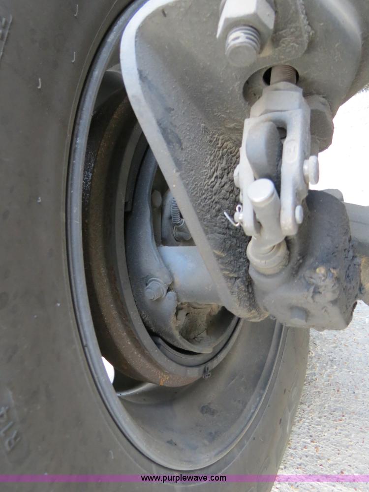 image for item B4592 2000 Kenworth T800 semi truck