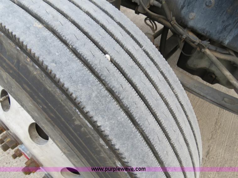 image for item B4592 2000 Kenworth T800 semi truck