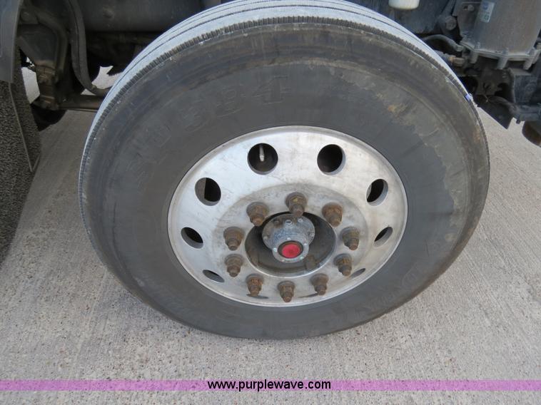 image for item B4592 2000 Kenworth T800 semi truck