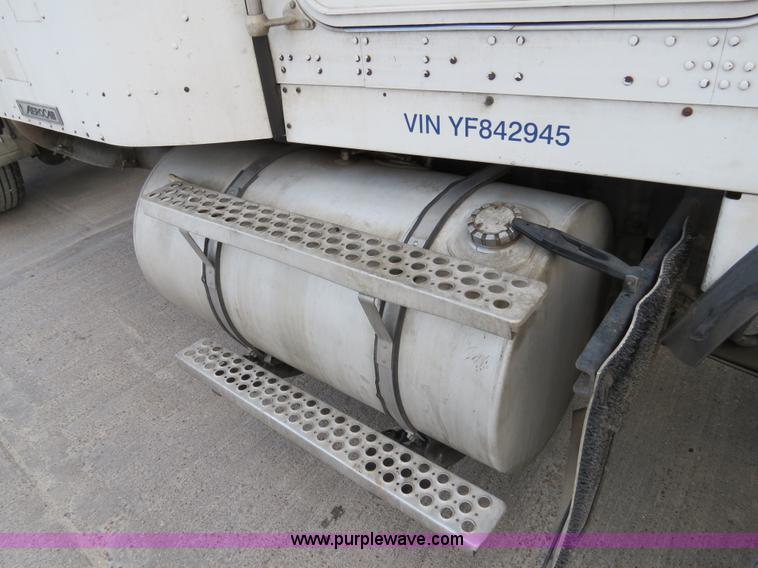 image for item B4592 2000 Kenworth T800 semi truck