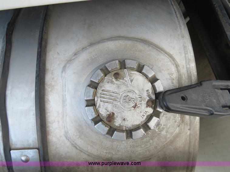 image for item B4592 2000 Kenworth T800 semi truck