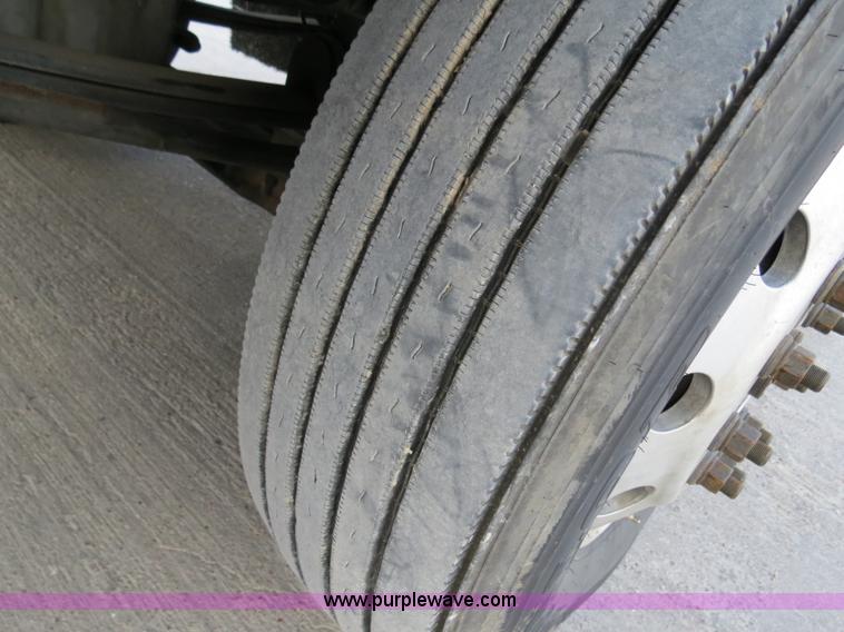 image for item B4592 2000 Kenworth T800 semi truck