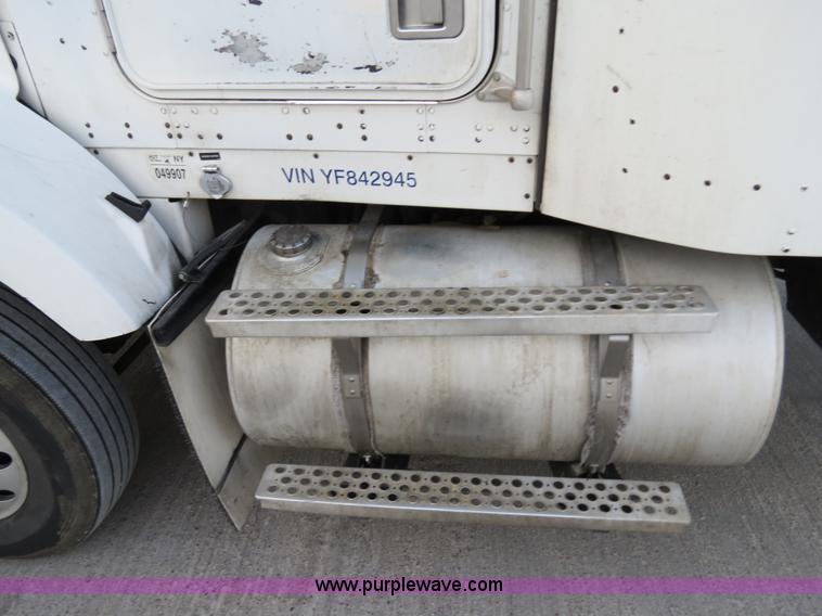 image for item B4592 2000 Kenworth T800 semi truck