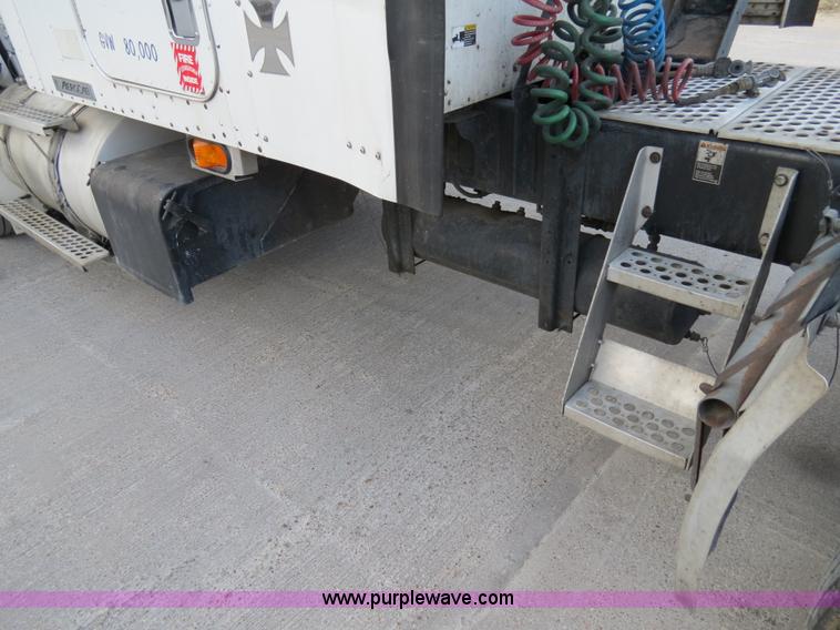 image for item B4592 2000 Kenworth T800 semi truck