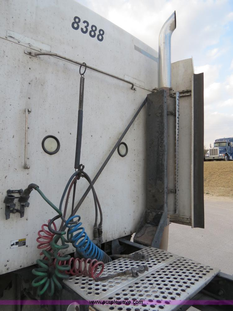 image for item B4592 2000 Kenworth T800 semi truck