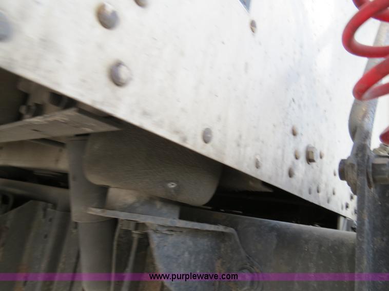 image for item B4592 2000 Kenworth T800 semi truck