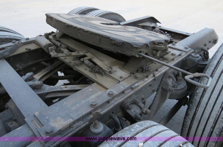 image for item B4592 2000 Kenworth T800 semi truck