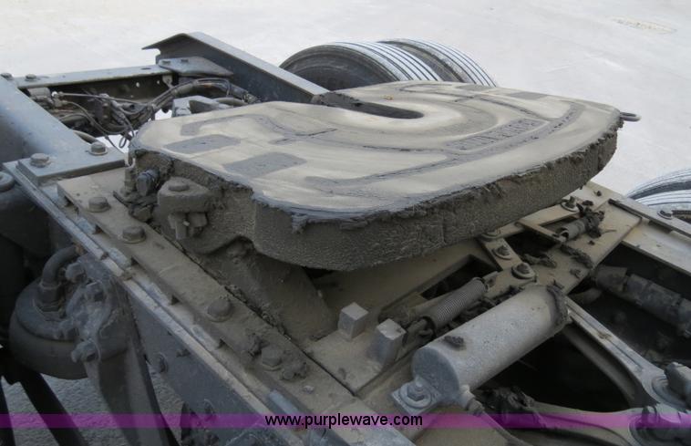 image for item B4592 2000 Kenworth T800 semi truck