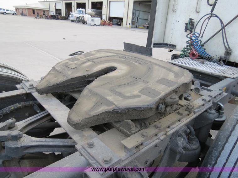 image for item B4592 2000 Kenworth T800 semi truck