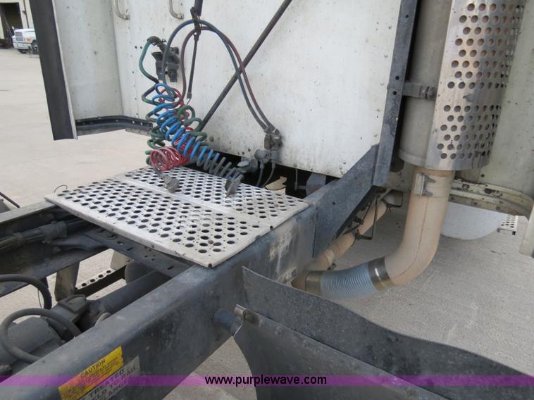 image for item B4592 2000 Kenworth T800 semi truck