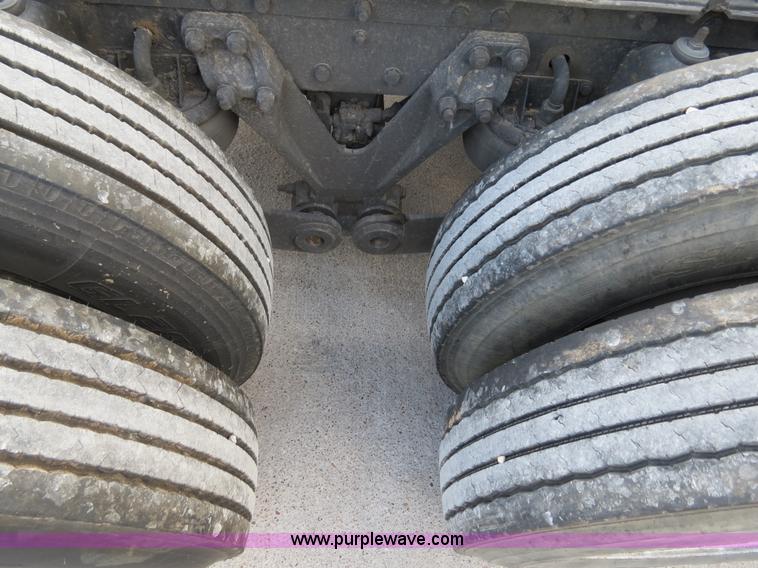 image for item B4592 2000 Kenworth T800 semi truck