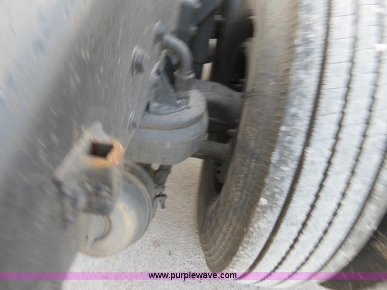 image for item B4592 2000 Kenworth T800 semi truck