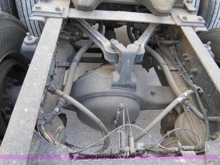 image for item B4592 2000 Kenworth T800 semi truck