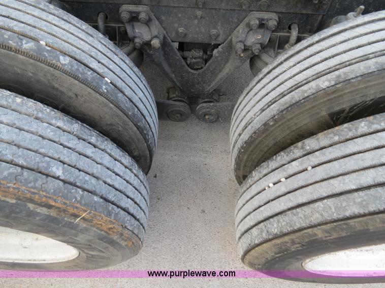 image for item B4592 2000 Kenworth T800 semi truck