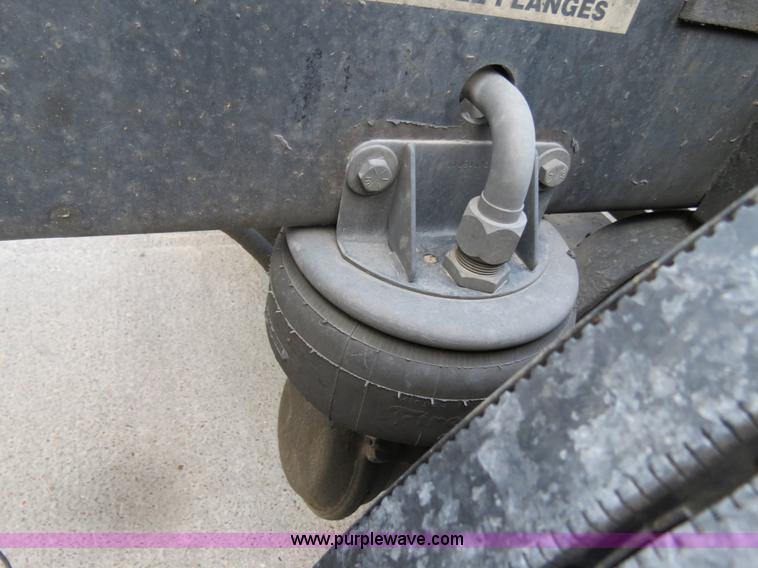 image for item B4592 2000 Kenworth T800 semi truck