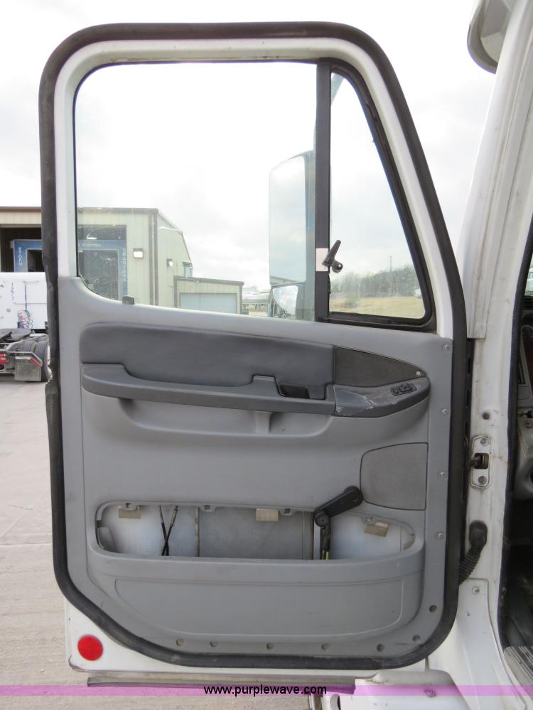 image for item B4593 1998 Freightliner Century Class semi truck